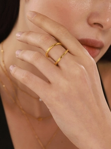 Gros plan d'une bague en acier doré avec des facettes géométriques diamantées