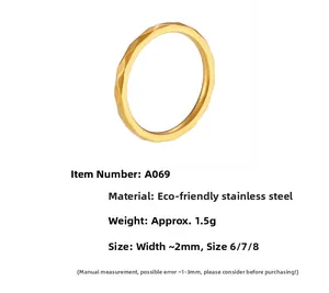 Détail d'une bague en acier doré de 2mm avec une surface à facettes géométriques