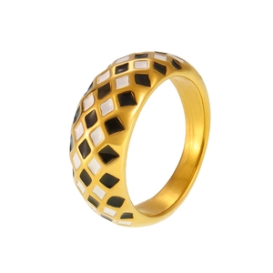 Minimalistischer Goldring mit stilvollem schwarz-weißem Emaille-Schachbrettmuster