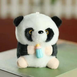 Variante de peluche de panda con biberón y detalles de piel sintética muy suave