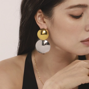 Boucles d'oreilles modernes en acier titane bicolore avec sphère dorée et disque argent