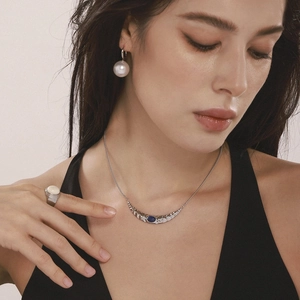 Parure élégante avec collier croissant en lapis, boucles d'oreilles perles et bague