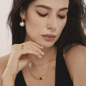 Collier lune dorée avec pierre bleue et boucles d'oreilles perles sur mannequin