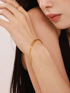 Minimalistisches 18k vergoldetes Armband und Ring Set mit schwarzem Akzent am Model