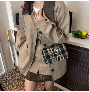 Détail du sac bandoulière en tweed à carreaux avec chaîne dorée et logo métallique