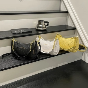 Trois sacs sous le bras vintage à motif autruche noir, blanc et jaune avec chaîne dorée