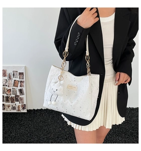 Borsa tote bianca con stelle, ciondolo a nuvola e catena dorata portata a spalla