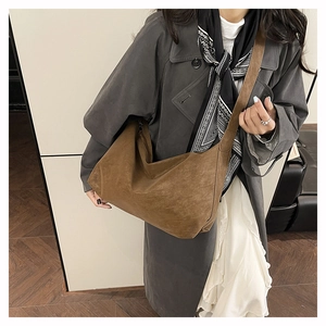 Grand sac cabas marron porté à l'épaule pour un look minimaliste et chic au quotidien