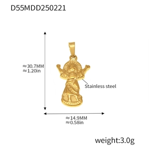 Vue détaillée du pendentif religieux en acier plaqué or 18k avec dimensions