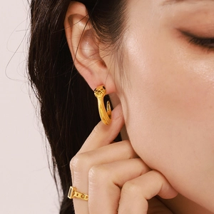 Boucles d'oreilles serpent dorées avec zircons verts et bague chaîne assortie pour femme