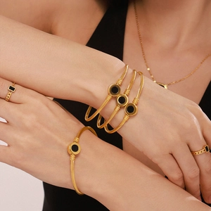 Set of 18K gold-plated twisted cable bracelets and rings with black natural shell inlay