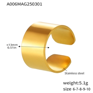 Vue détaillée d'une bague large de 13 mm en acier doré avec mesures et tailles