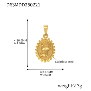 Détail du pendentif ovale en acier inoxydable doré 18 carats avec relief et bord perlé