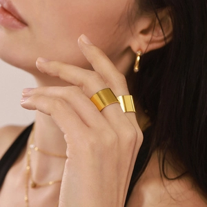 Bague large minimaliste avec placage en or 18 carats et finition mate brossée pour femme