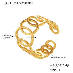 Détail macro de la bague géométrique évidée dorée avec poids et dimensions
