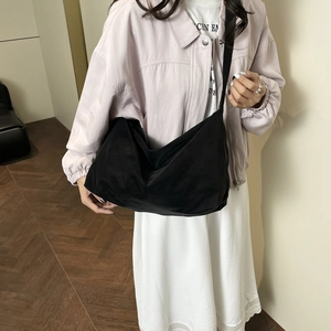 Grand sac bandoulière chic en nylon noir au style hobo minimaliste pour femme