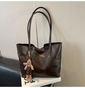 Détails du sac cabas en similicuir marron foncé avec un porte-clé lapin en peluche