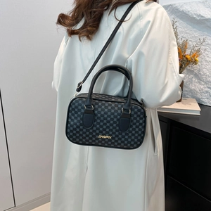 Sac à main minimaliste à motifs avec bandoulière présenté dans un décor moderne