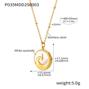 Détail du collier en acier inoxydable doré 18K avec pendentif cygne en nacre blanche