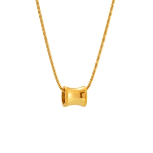 18K vergulde slangenketting met een cilindervormige hanger op een witte achtergrond
