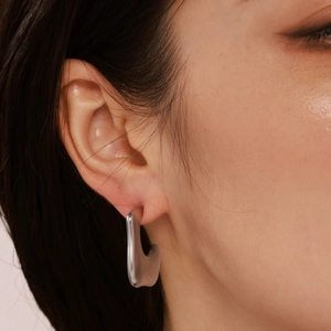 Irregular fluid C-shape hoop earrings with PVD gold plating on stainless steel