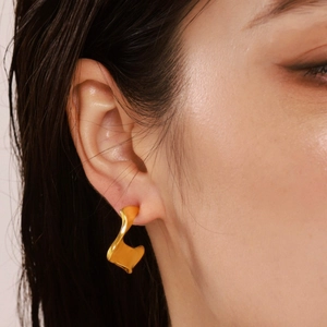 Irregular pleated C-shaped gold hoop earrings with PVD 18K gold plating for women