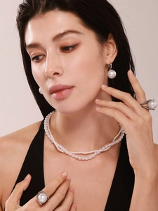 Gros plan d'un collier de perles double rang élégant et boucles d'oreilles assorties
