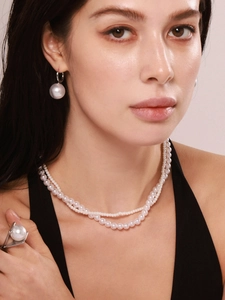 Ensemble de bijoux en perles trois pièces avec collier multi-rangs, boucles et bague