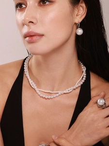 Parure de bijoux en perles avec collier multi-rangs, boucles d'oreilles et bague minimaliste