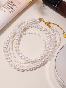 Détail macro du collier de perles multicouche avec fermoir en acier inoxydable doré
