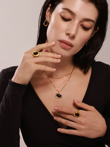 Elegantes 18K vergoldetes Schmuckset mit schwarzem Onyx-Anhänger und Ringen am Modell