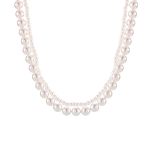 Élégant collier de perles à double couche avec perles blanches sur fond blanc pur