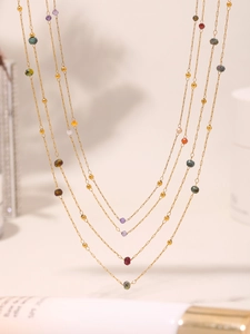 Detalle de cadena chapada en oro con cuentas de piedras naturales de colores y bolas de oro