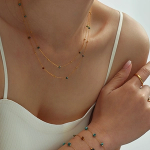 Collar minimalista de doble capa de acero inoxidable con piedras naturales