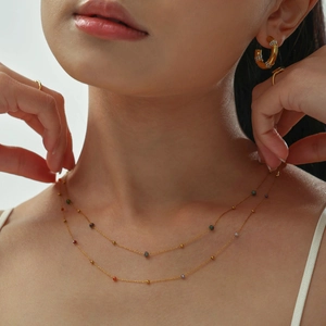 Collar de doble capa con cuentas de piedra natural de 2mm con acabado en dorado