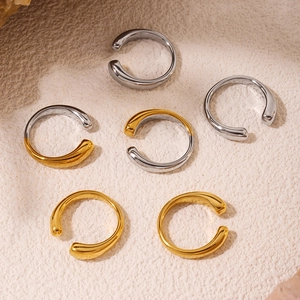 Σετ 6 μίνιμαλ ear cuffs σε χρυσό και ασήμι πάνω σε πέτρινη ανάγλυφη επιφάνεια