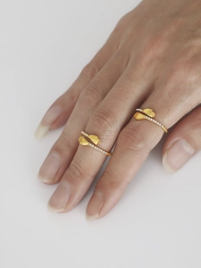 Détail d'une bague mains enlacées plaquée or 18k avec pavé de zircons cubiques