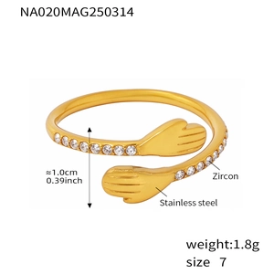 Détail de la bague d'étreinte plaquée or avec zircon, montrant la largeur et le poids de 1,8g