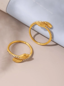 Détail de la bague câlin en or 18K avec incrustation de zircon sur fond bleu