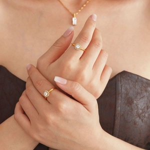 Minimalist gold-plated stainless steel ring set with sparkling round zircon halo design