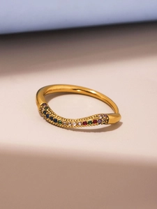 Detail van 18K vergulde gegolfde ring met kleurrijke regenboog zirkonia stenen