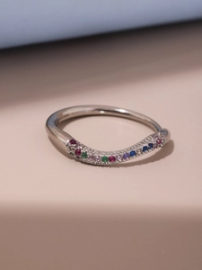 Macro-opname van een golfvormige 18k vergulde ring met kleurrijke zirkoon en metalen glans