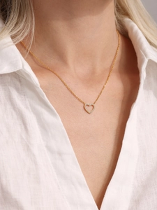 Détail d'un collier double épaisseur avec pendentif cœur pavé de zircons sur un mannequin