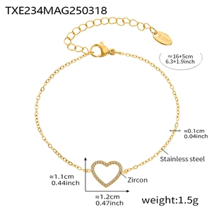 Détail du bracelet pendentif coeur doré de 16 plus 5 cm avec fermoir mousqueton
