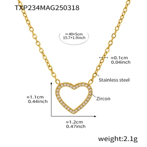 Dimensions détaillées du collier cœur évidé en acier doré serti de zircons