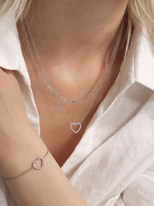 Détail de l'ensemble collier et bracelet cœur en argent avec zircons étincelants