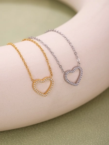Détails des colliers cœur avec cristaux micro-pavés sur support en céramique blanc