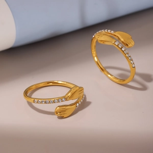 Bague bras enlacés dorée avec zircons en acier inoxydable au design minimaliste