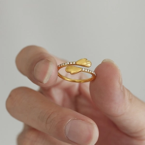Bague câlin dorée ajustable en acier inoxydable avec pavé de zircons brillants