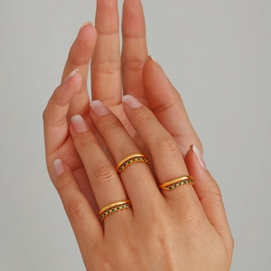 Three-piece set of wavy gold-plated rings with shimmering green zircon stones for women